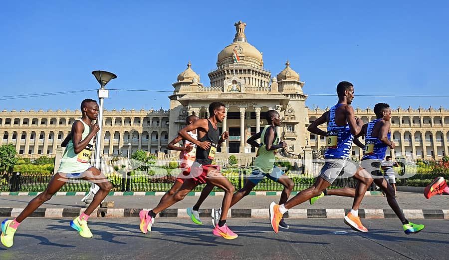 <div class="paragraphs"><p>ಬೆಂಗಳೂರಿನಲ್ಲಿ ಆಯೋಜಿಸಿದ್ದ ‘ಟಿಸಿಎಸ್ ವಿಶ್ವ 10ಕೆ ರನ್’ ಓಟದಲ್ಲಿ ಭಾಗವಹಿಸಿದ್ದ ಅಥ್ಲೀಟ್ಗಳು ವಿಧಾನಸೌಧದ ಮುಂದೆ ಹಾದು ಹೋದಾಗ ಕಂಡುಬಂದ ನೋಟ</p></div>