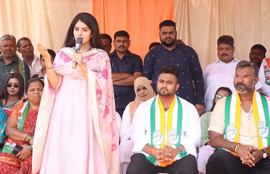 ಸವದತ್ತಿ ವಿಧಾನಸಭಾ ಕ್ಷೇತ್ರದ ವಿವಿಧೆಡೆ ಕಿರುತೆರೆ ನಟಿ ಮೇಘಾ ಶೆಟ್ಟಿ ಅವರು ಮೃಣಾಲ್ ಹೆಬ್ಬಾಳಕರ ಪರ ಪ್ರಚಾರ ಮಾಡಿದರು. ಶಾಸಕ ವಿಶ್ವಾಸ ವೈದ್ಯ ಜತೆಗಿದ್ದರು