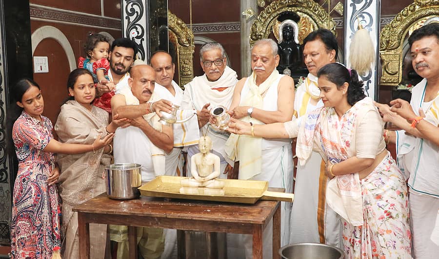 ಚಾಮರಾಜನಗರದ ಪಾರ್ಶ್ವನಾಥಸ್ವಾಮಿ ದಿಗಂಬರ ಜೈನ ಬಸದಿಯಲ್ಲಿ ಭಾನುವಾರ  ಮಹಾವೀರ ಜಯಂತಿ ಅಂಗವಾಗಿ ಜೈನ ಸಮುದಾಯದವರು ಮಹಾವೀರರ ಪ್ರತಿಮೆಗೆ ಕಬ್ಬಿನ ಹಾಲಿನ ಅಭಿಷೇಕ ನೆರವೇರಿಸಿದರು