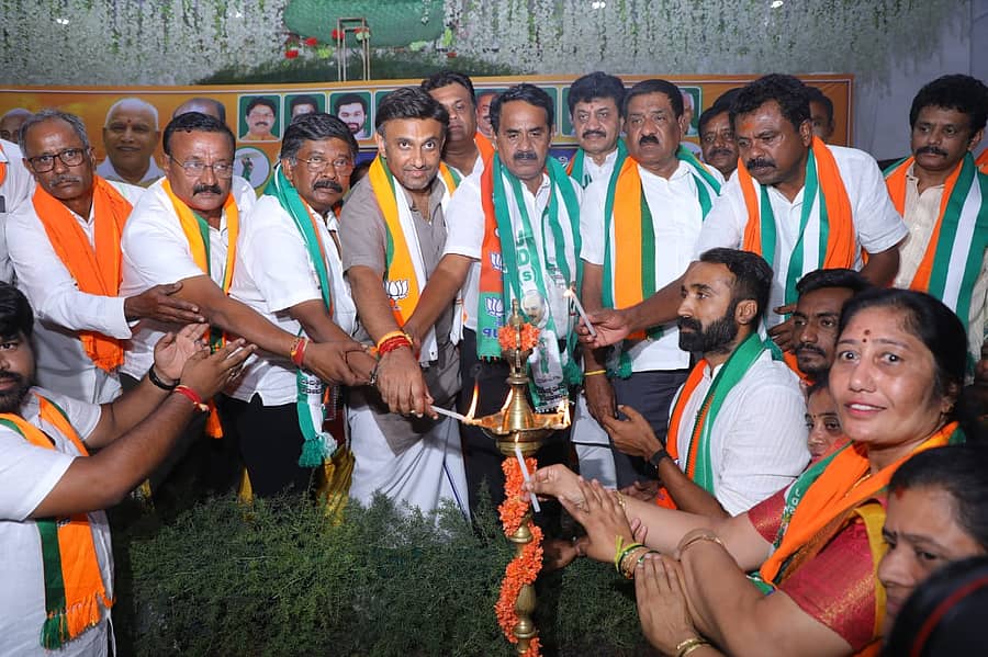 ನೆಲಮಂಗಲದಲ್ಲಿ ನಡೆದ ಬಿಜೆಪಿ–ಜೆಡಿಎಸ್ ಸಮನ್ವಯ ಸಭೆಯನ್ನು ಡಾ.ಕೆ.ಸುಧಾಕರ್ ಉದ್ಘಾಟಿಸಿದರು.