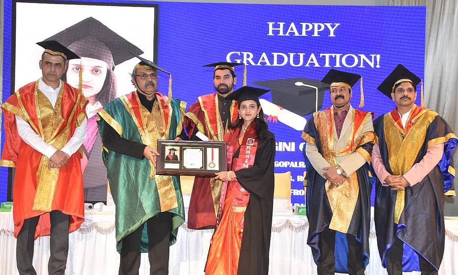 ಕೆಬಿಎನ್ ವೈದ್ಯಕೀಯ ಕಾಲೇಜಿನಲ್ಲಿ ಆಯೋಜಿಸಿದ್ದ ಪದವಿ ದಿನಾಚರಣೆ ಕಾರ್ಯಕ್ರಮದಲ್ಲಿ ಶರಣಬಸವ ವಿ.ವಿ. ಉಪಕುಲಪತಿ ಡಾ.ನಿರಂಜನ್ ನಿಷ್ಠಿ ವಿದ್ಯಾರ್ಥಿನಿಗೆ ಪದವಿ ಪ್ರಮಾಣಪತ್ರ ಪ್ರದಾನ ಮಾಡಿದರು. ಸಯ್ಯದ್ ಮುಹಮ್ಮದ್ ಅಲಿ ಅಲ್ ಹುಸೇನಿ, ಪ್ರೊ.ಅಲಿ ರಜಾ ಮೂಸ್ವಿ, ಸಿದ್ದೇಶ ಸಿರವಾರ, ಸಿದ್ಧಲಿಂಗ ಚೆಂಗಟಿ ಅವರನ್ನು ಕಾಣಬಹುದು