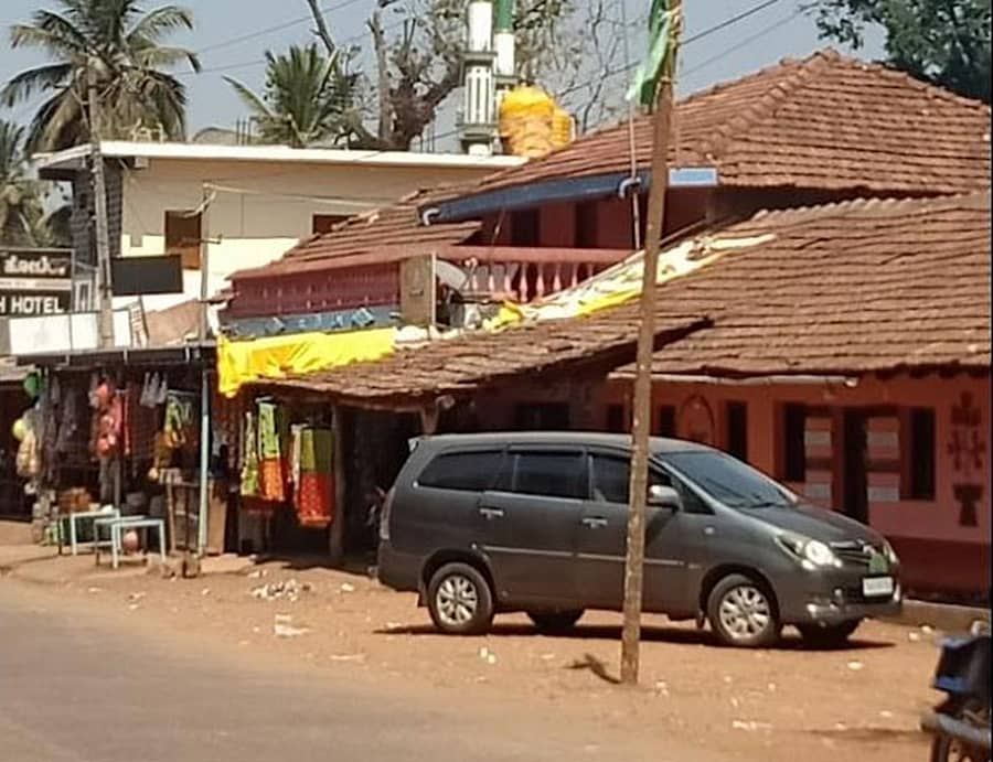 ಕೊಳೆತ ಸ್ಥಿತಿಯಲ್ಲಿ ಮಹಿಳೆಯ ಶವ ಪತ್ತೆಯಾದ ಹಣಗೆರೆಯ ಖಾಸಗಿ ಲಾಡ್ಜ್ ಮುಂಭಾಗ