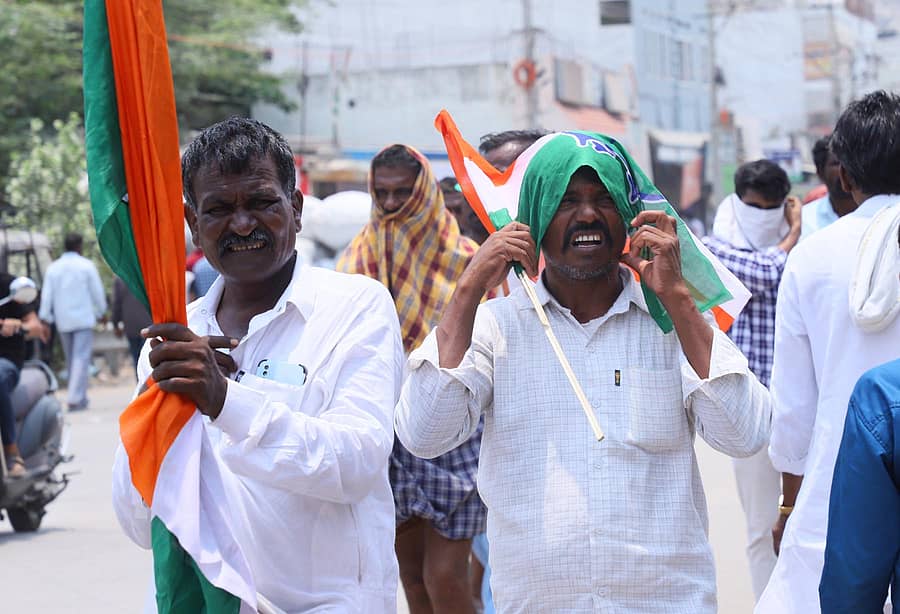 ರಾಯಚೂರಿನಲ್ಲಿ ಬಿಸಿಲು ಸಹಿಸಿಕೊಳ್ಳಲಾಗದೆ ಕಾಂಗ್ರೆಸ್‌ ಕಾರ್ಯಕರ್ತರೊಬ್ಬರು ಧ್ವಜದ ಬಟ್ಟೆ ತಲೆ ಮೇಲೆ ಹೊದ್ದುಕೊಂಡು ಬಿಸಿಲಿನಿಂದ ರಕ್ಷಣೆ ಪಡೆದರು / ಚಿತ್ರಗಳು: ಶ್ರೀನಿವಾಸ ಇನಾಮದಾರ್