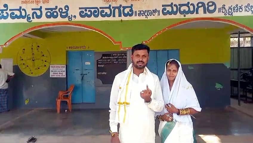 ಪಾವಗಡ ತಾಲ್ಲೂಕು ಪೆಮ್ಮನಹಳ್ಳಿ ಮತಗಟ್ಟೆಯಲ್ಲಿ ಶುಕ್ರವಾರ ಮದುವೆ ಮಂಟಪದಿಂದ ಬಂದು ಮತ ಚಲಾಯಿಸಿದ ಟಿಎನ್ ಬೆಟ್ಟದ ಲಕ್ಷ್ಮಿಪತಿ, ನವ್ಯಶ್ರಿ ಮತದಾನ ಮಾಡಿದರು