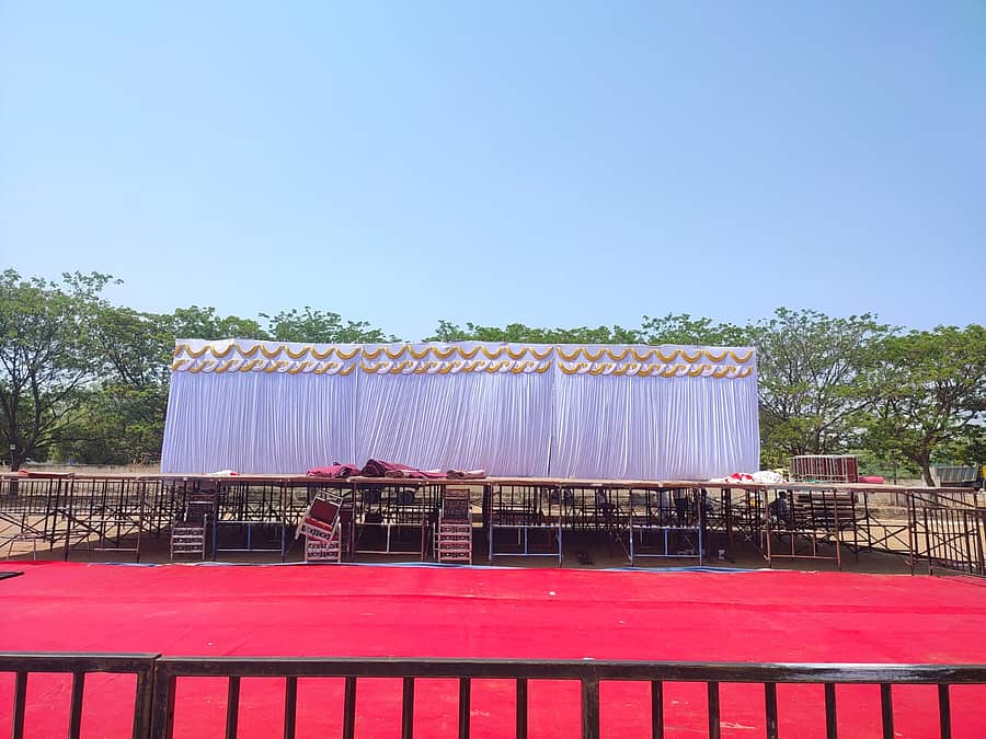 ಗಂಗಾವತಿ ಕನಕಗಿರಿ ರಸ್ತೆಯಲ್ಲಿನ ತಾಲ್ಲೂಕು ಕ್ರೀ ಡಾಂಗಣ ದಲ್ಲಿ ಇಂದು (ಮಂಗಳವಾರ) ಸಂಜೆ 6 ಗಂಟೆಗೆ ಕಾಂ ಗ್ರೆಸ್ ಪಕ್ಷದಿಂದ ನಡೆಯುವ ಪ್ರಜಾಧ್ವನಿ-2 ಲೋಕಸ ಭಾ ಚುನಾ ವಣಾ ಪ್ರಚಾರ ಸಭೆ ಕಾರ್ಯಕ್ರಮಕ್ಕೆ ವೇದಿಕೆ ಸಿದ್ದ ಪಡಿಸಿರುವುದು