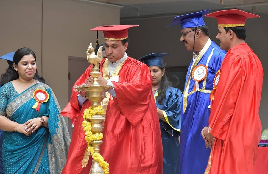 ರಾಮನಗರದ ಎಂ.ಎಚ್ ಕಾಲೇಜಿನಲ್ಲಿ ನಡೆದ ಪದವಿ ಪ್ರದಾನ ಸಮಾರಂಭವನ್ನು ಪ್ರೊ. ಮೊಹಮ್ಮದ್ ಫಾರೂಕ್ ಪಾಷಾ ಉದ್ಘಾಟಿಸಿದರು. ಕಾಲೇಜಿನ ಮುಖ್ಯಸ್ಥ ಚಂದ್ರಶೇಖರ್, ಎಂ.ಎಚ್. ಸಮೂಹ ಶಿಕ್ಷಣ ಸಂಸ್ಥೆಯ ನಿರ್ದೇಶಕಿ ಅಮಿತಾ ಎಚ್.ಸಿ, ಪ್ರಾಂಶುಪಾಲ ಮಹೇಶ್ ಬಿ.ಎನ್ ಇದ್ದಾರೆ