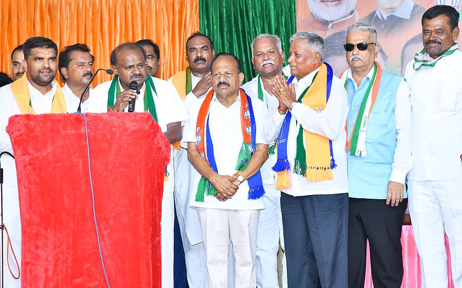 ತುಮಕೂರು ಜಿಲ್ಲೆ ಮಧುಗಿರಿಯಲ್ಲಿ ಶುಕ್ರವಾರ ನಡೆದ ಬಿಜೆಪಿ ಪ್ರಚಾರ ಸಭೆಯಲ್ಲಿ ಎಚ್.ಡಿ.ಕುಮಾರಸ್ವಾಮಿ ಮಾತನಾಡಿದರು