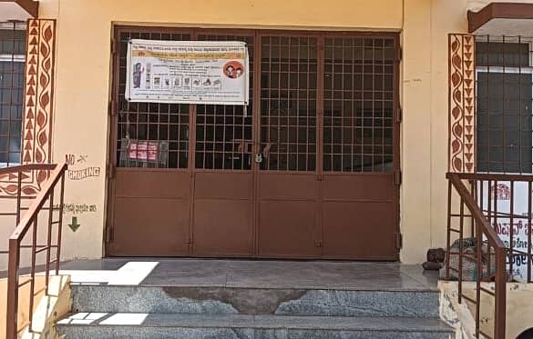 ದೊಡ್ಡಹಳ್ಳಿ ಗ್ರಾಮದ ಪ್ರಾಥಮಿಕ ಆರೋಗ್ಯ ಕೇಂದ್ರದ ಮುಂದೆ ವೈದ್ಯರಿಗಾಗಿ ವೃದ್ಧೆ ಪರಿತಪಿಸಿ ಮಲಗಿದರು.