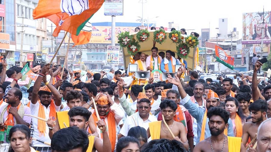 <div class="paragraphs"><p>ಹಾವೇರಿಯ ಸಿ.ಬಿ.ಕೊಳ್ಳಿ ಪಾಲಿಟೆಕ್ನಿಕ್ ಮೈದಾನದಲ್ಲಿ ಬಿಜೆಪಿ ಯುವ ಮೋರ್ಚಾ ವತಿಯಿಂದ ಬುಧವಾರ ಏರ್ಪಡಿಸಿದ್ದ ಯುವ ಸಮಾವೇಶದಲ್ಲಿ ಬಿ.ವೈ.ವಿಜಯೇಂದ್ರ, ಬಸವರಾಜ ಬೊಮ್ಮಾಯಿ ಅವರು ರೋಡ್‌ ಶೋ ನಡೆಸಿದರು</p></div>