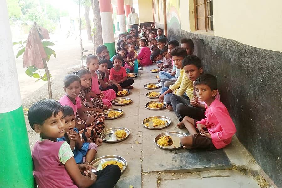 ಕವಿತಾಳ ಸಮೀಪದ ಹಿರೇಬಾದರದಿನ್ನಿ ಸರ್ಕಾರ ಶಾಲೆಯಲ್ಲಿ ಮಕ್ಕಳು ಮಧ್ಯಾಹ್ನದ ಬಿಸಿಯೂಟ ಮಾಡುತ್ತಿರುವುದು