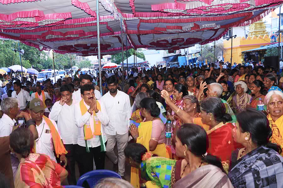 ಚಾಮರಾಜನಗರದಲ್ಲಿ ಮಂಗಳವಾರ ಬಿಜೆಪಿ ಹಮ್ಮಿಕೊಂಡಿದ್ದ ಎಸ್ಟಿ ಮುಖಂಡರ ಸಮಾವೇಶದಲ್ಲಿ ಭಾಗವಹಿಸಲು ಬಂದ ಬಿಜೆಪಿ ಅಭ್ಯರ್ಥಿ ಎಸ್.ಬಾಲರಾಜು ಅವರತ್ತ ಮಹಿಳೆಯರು ಕೈಬೀಸಿದರು