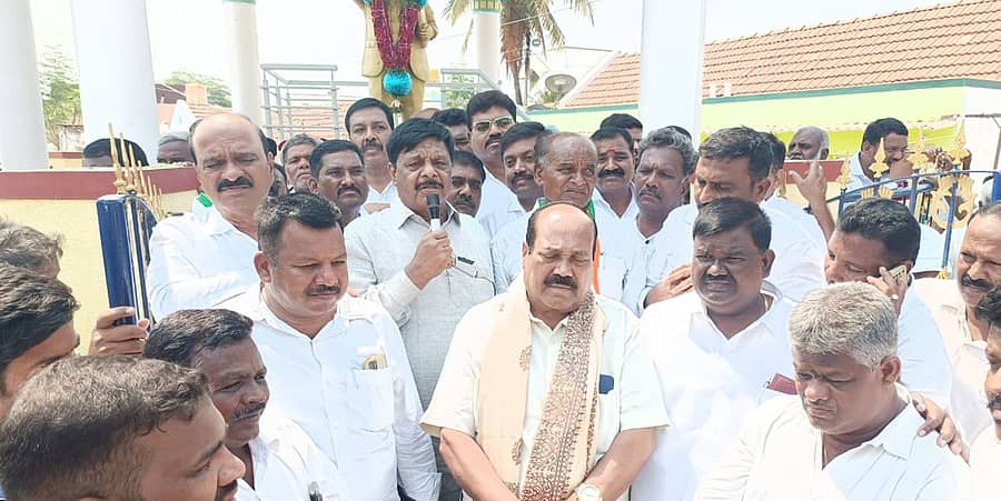 ಸಮಾಜ ಕಲ್ಯಾಣ ಸಚಿವ ಡಾ.ಎಚ್.ಸಿ.ಮಹದೇವಪ್ಪ ಅವರು ಚಾಮರಾಜನಗರದ ರಾಮಸಮುದ್ರದಲ್ಲಿ ತಮ್ಮ ಮಗ, ಕಾಂಗ್ರೆಸ್ ಅಭ್ಯರ್ಥಿ ಸುನಿಲ್ ಬೋಸ್ ಪರವಾಗಿ ಮತಯಾಚನೆ ಮಾಡಿದರು. ಶಾಸಕ ಸಿ.ಪುಟ್ಟರಂಗಶೆಟ್ಟಿ, ಮಾಜಿ ಸಂಸದ ಕಾಗಲವಾಡಿ ಶಿವಣ್ಣ ಇತರರು ಇದ್ದರು