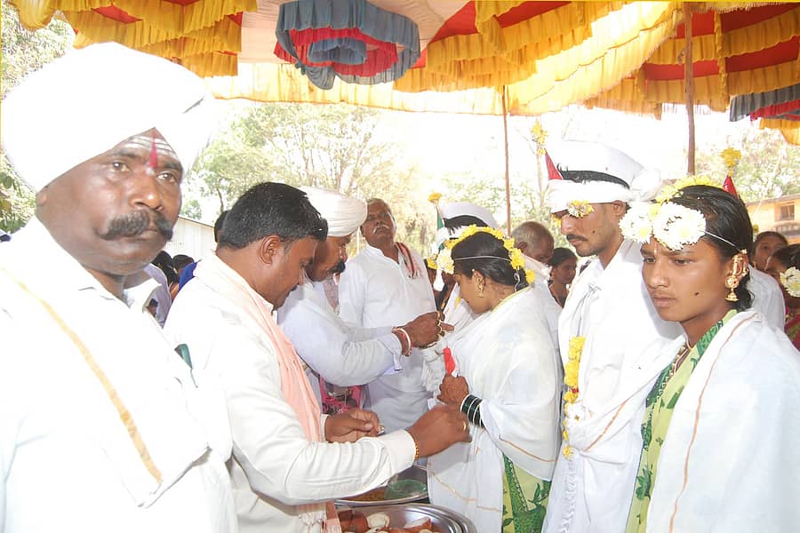 ಕಕ್ಕೇರಾ ಪಟ್ಟಣದ ಯುಕೆಪಿ ಕ್ಯಾಂಪ್ ಸೋಮನಾಥ ಗದ್ದಿಗಿಯಲ್ಲಿ ಶುಕ್ರವಾರ 19ನೇ ವರ್ಷದ ಸಾಮೂಹಿಕ ವಿವಾಹ ಜರುಗಿತು. ಬಸವರಾಜ ಮುತ್ಯಾ, ವೀರಸಂಗಪ್ಪ ಸಾಹುಕಾರ, ಶಾಂತಪ್ಪ ಡೊಳ್ಳಿನ್, ಸೋಮಣ್ಣ ಉಪಸ್ಥಿತರಿದ್ದರು