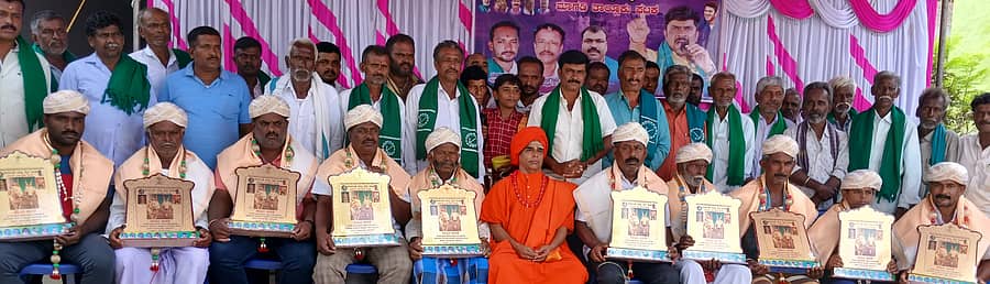 ಮಾಗಡಿಯ ರಂಗಯ್ಯನ ದನಗಳ ಪರಿಷೆಯಲ್ಲಿ ಉತ್ತಮ ತಳಿಯ ದನಕರು ಸಾಕಣಿಕೆ ಮಾಡಿರುವ ಹೈನುದಾರರನ್ನು ಸನ್ಮಾನಿಸಲಾಯಿತು