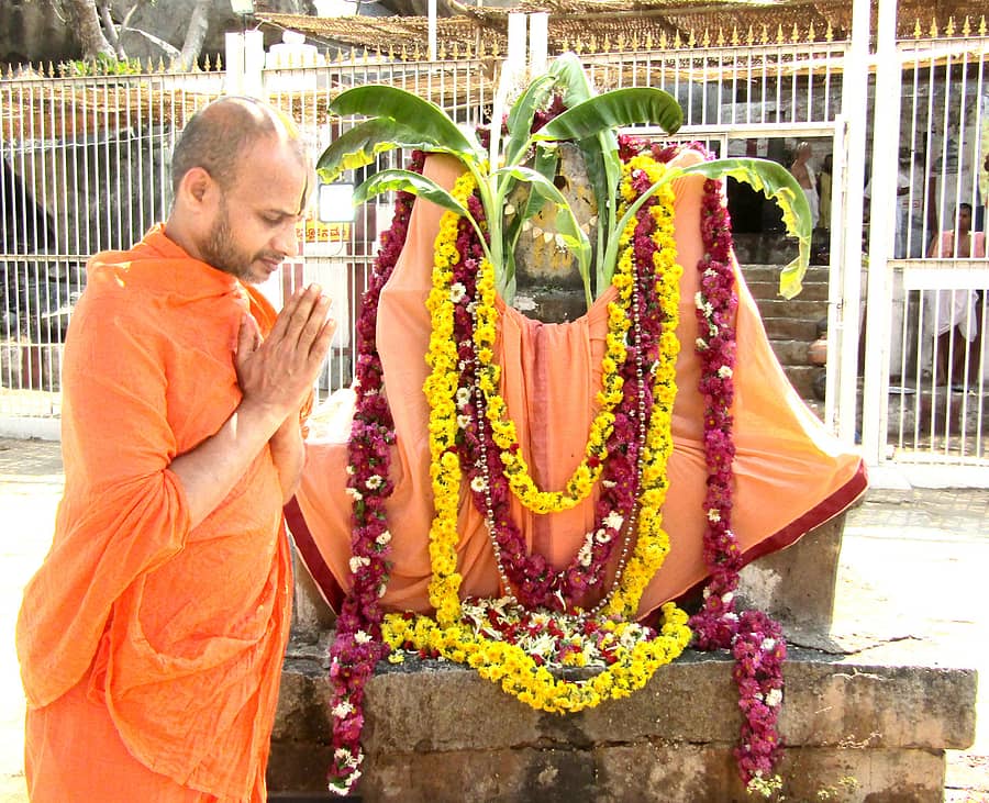 ಗಂಗಾವತಿ ತಾಲ್ಲೂಕಿನ ಆನೆಗೊಂದಿ ಗ್ರಾಮ ಸಮೀಪದ ನವವೃಂದಾವನ ಗಡ್ಡೆಯಲ್ಲಿ ಮಂಗಳವಾರ ಉತ್ತರಾದಿ ಮಠದ ಪೀಠಾಧಿಪತಿ ಸತ್ಯಾತ್ಮತೀರ್ಥ ಶ್ರೀಗಳ ನೇತೃತ್ವದಲ್ಲಿ ಕವೀಂದ್ರ ತೀರ್ಥರ ಪೂರ್ವಾರಾಧನೆ ಜರುಗಿತು