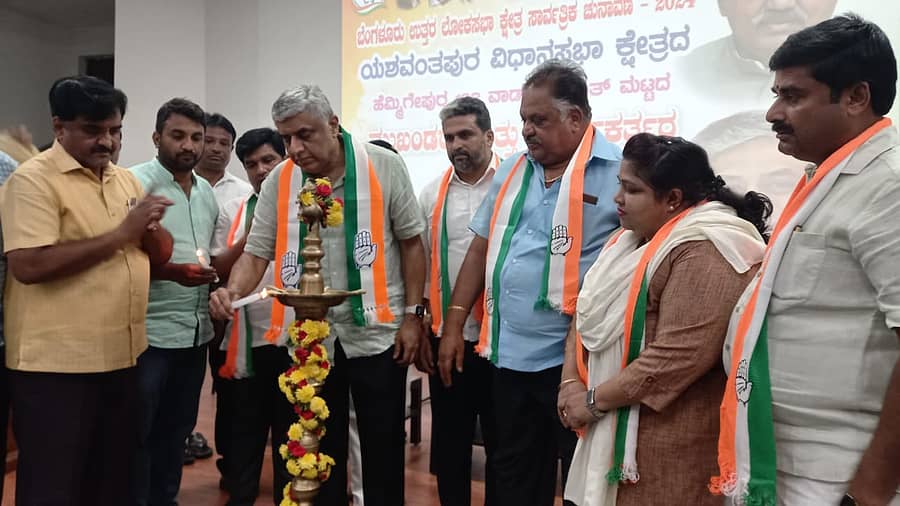 ಹೆಮ್ಮಿಗೆಪುರ ವಾರ್ಡ್ ಕಾಂಗ್ರೆಸ್ ಕಾರ್ಯಕರ್ತರ ಸಮಾವೇಶವನ್ನು ಬೆಂಗಳೂರು ಉತ್ತರ ಲೋಕಸಭಾ ಕಾಂಗ್ರೆಸ್ ಅಭ್ಯರ್ಥಿ ಎಂ.ವಿ.ರಾಜೀವ್ ಗೌಡ ಉದ್ಘಾಟಿಸಿದರು.