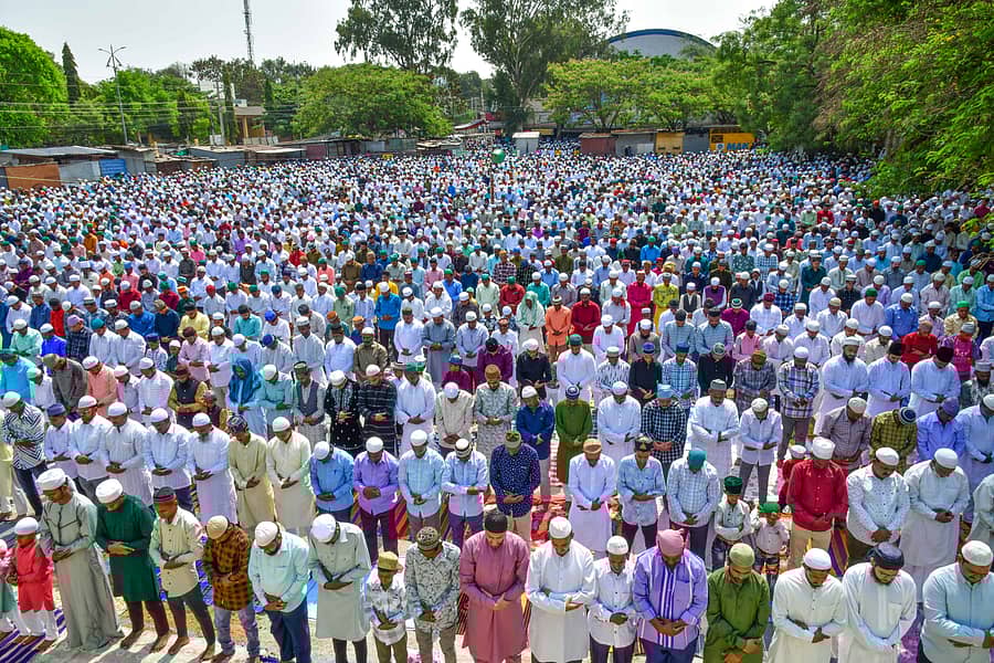 ಕೊಪ್ಪಳದಲ್ಲಿ ಗುರುವಾರ ಮುಸ್ಲಿಂ ಸಮುದಾಯದ ಜನ ರಂಜಾನ್ ಅಂಗವಾಗಿ ಸಾಮೂಹಿಕ ಪ್ರಾರ್ಥನೆ ಸಲ್ಲಿಸಿದರು –ಪ್ರಜಾವಾಣಿ ಚಿತ್ರ