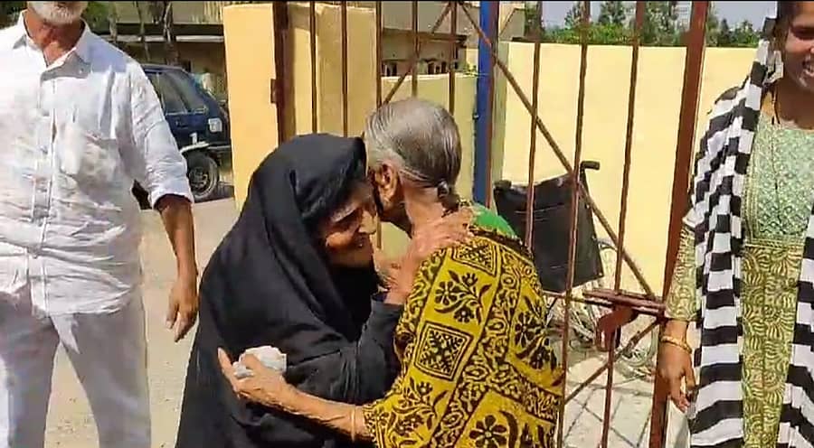ಸಕಲೇಶಪುರ ತಾಲ್ಲೂಕಿನ ಗುಲಗಳಲೆ ಗ್ರಾಮದಲ್ಲಿ ಶುಕ್ರವಾರ ಮುಖಾಮುಖಿಯಾದ ಫಾತಿಮಾ ಹಾಗೂ ಜಾನಮ್ಮ ಪರಸ್ಪರ ಆಲಂಗಿಸಿದರು.