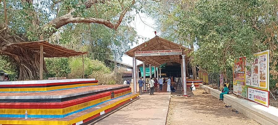 ಕೇರಳದ ಕಣ್ಣೂರು ಜಿಲ್ಲೆಯ ಪಯ್ಯನೂರು ಬಳಿ ಇರುವ ಶ್ರೀ ತಿರುವರ್ಕಾಟ್ಟು ಕಾವು ಭಗವತಿ ದೇವಸ್ಥಾನ