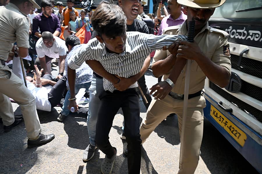 <div class="paragraphs"><p>ಮಲ್ಲೇಶ್ವರದಲ್ಲಿರುವ ಕರ್ನಾಟಕ ಪರೀಕ್ಷಾ ಪ್ರಾಧಿಕಾರದ (ಕೆಇಎ) ಕಚೇರಿಗೆ ಸೋಮವಾರ ಮುತ್ತಿಗೆ ಹಾಕಲು ಯತ್ನಿಸಿದ ವಿದ್ಯಾರ್ಥಿಗಳನ್ನು ಪೊಲೀಸರು ವಶಕ್ಕೆ ಪಡೆದು ಕರೆದೊಯ್ದರು </p></div>