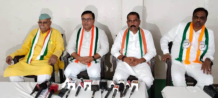 ಹಾವೇರಿ ನಗರದ ಖಾಸಗಿ ಹೋಟೆಲ್ನಲ್ಲಿ ಶನಿವಾರ ಹಾನಗಲ್ ಶಾಸಕ ಶ್ರೀನಿವಾಸ ಮಾನೆ ಮತ್ತು ಕಾಂಗ್ರೆಸ್ ಅಭ್ಯರ್ಥಿ ಆನಂದಸ್ವಾಮಿ ಗಡ್ಡದೇವರಮಠ ಪತ್ರಿಕಾಗೋಷ್ಠಿ ನಡೆಸಿದರು. ಕೆಪಿಸಿಸಿ ಉಪಾಧ್ಯಕ್ಷ ಡಿ.ಆರ್.ಪಾಟೀಲ, ಜಿಲ್ಲಾ ಕಾಂಗ್ರೆಸ್ ಘಟಕದ ಅಧ್ಯಕ್ಷ ಸಂಜೀವಕುಮಾರ ನೀರಲಗಿ ಉಪಸ್ಥಿತರಿದ್ದರು