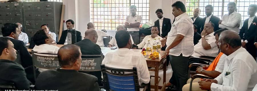 ಕುಷ್ಟಗಿಯ ವಕೀಲರ ಸಂಘದಲ್ಲಿ ನಡೆದ ಸಭೆಯಲ್ಲಿ ಶಾಸಕ ದೊಡ್ಡನಗೌಡ ಪಾಟೀಲ ಲೋಕಸಭೆ ಚುನಾವಣೆಯಲ್ಲಿನ ಬಿಜೆಪಿ ಅಭ್ಯರ್ಥಿ ಪರ ಮತಯಾಚಿಸಿದರು
