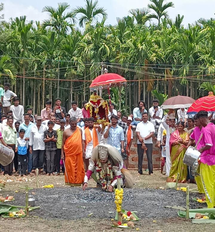 ಕುಶಾಲನಗರ ಸಮೀಪದ ನಂಜರಾಯಪಟ್ಟಣ ಗ್ರಾಮದಲ್ಲಿ ಮಂಗಳವಾರ ಶ್ರೀ ನಂಜುಂಡೇಶ್ವರ ದೇವರ ವಾರ್ಷಿಕ ಉತ್ಸವ ಮತ್ತು ಜಾತ್ರೋತ್ಸವವು ವಿಜೃಂಭಣೆಯಿಂದ ನಡೆಯಿತು.