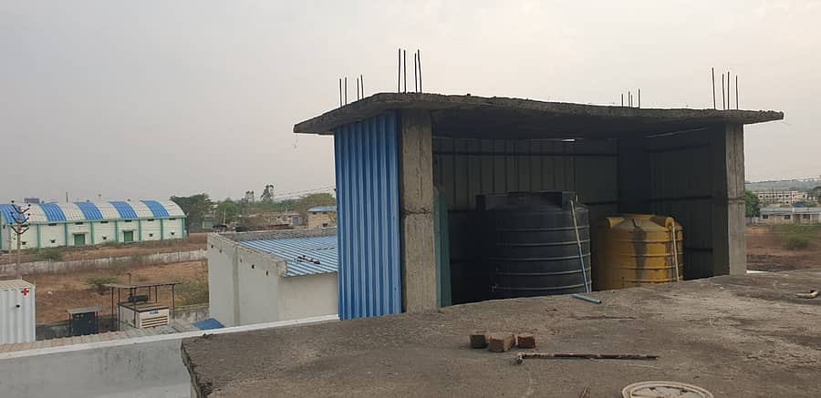 ಚಿಂಚೋಳಿಯ ಆಸ್ಪತ್ರೆ ಕಟ್ಟಡದ ಮೇಲಿನ ನೀರಿನ ಸಿಂಟೆಕ್ಸ್ಗಳ ಸುತ್ತ ತಗಡಿನ ಟಿನ್ ಅಳವಡಿಸಲಾಗಿದೆ