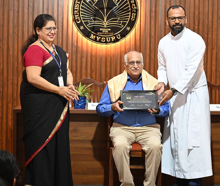 ಮೈಸೂರಿನ ಕ್ರೈಸ್ಟ್ ಕಾಲೇಜಿನಲ್ಲಿ ನಡೆದ ‘ಕನೆಕ್ಟ್ 2ಕೆ24’ ಕಾರ್ಯಕ್ರಮದಲ್ಲಿ ಸುಕುಮಾರ್ ರಂಗಾಚಾರಿ ಅವರನ್ನು ಫಾದರ್ ಜಿಂಟೋ ಜೋಸ್ ಅಭಿನಂದಿಸಿದರು. ಎಸ್.ಶಿಲ್ಪಾ ಭಾಗವಹಿಸಿದ್ದರು