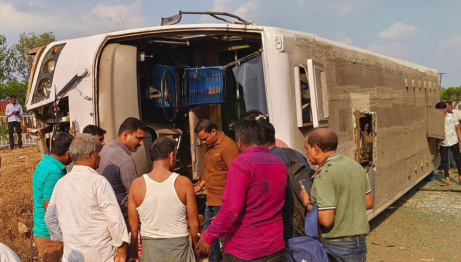 ಚನ್ನಮ್ಮನ ಕಿತ್ತೂರು ತಾಲ್ಲೂಕಿನ ತಿಮ್ಮಾಪುರ ಬಳಿ ಉರುಳಿ ಬಿದ್ದಿರುವ ಸಾರಿಗೆ ಸಂಸ್ಥೆಯ ವಾಹನದಲ್ಲಿಯ ಬ್ಯಾಗ್ ಪಡೆಯುತ್ತಿರುವ ಪ್ರಯಾಣಿಕರು