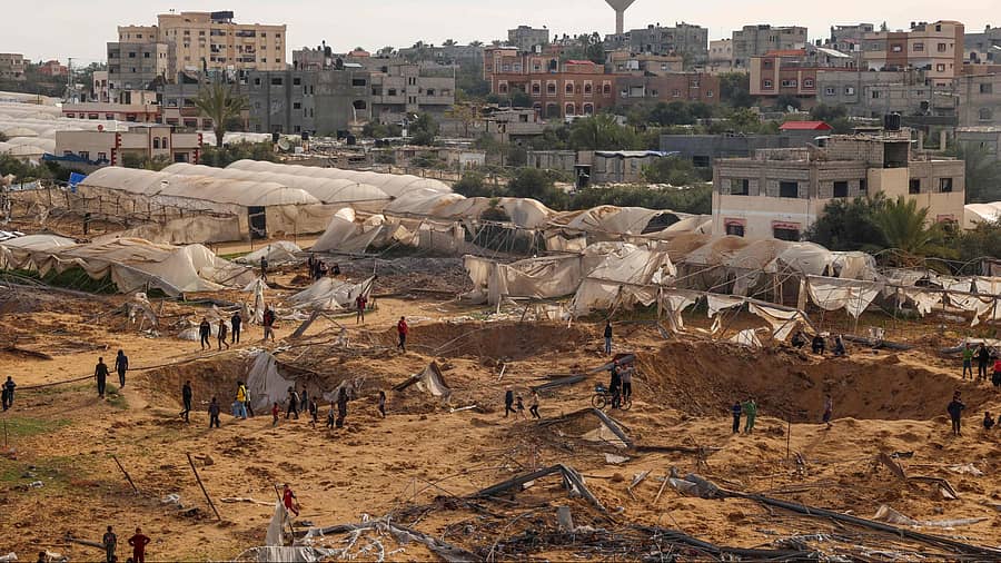 <div class="paragraphs"><p>ಇಸ್ರೇಲ್ ಪಡೆಗಳ ವಾಯುದಾಳಿಯಿಂದ ಗಾಜಾ ಪಟ್ಟಿಯಲ್ಲಿ ಭೂಮಿಯಲ್ಲಿ ಕುಳಿ ಬಿದ್ದಿರುವುದನ್ನು ಜನರು ಗಮನಿತ್ತಿರುವುದು</p></div>