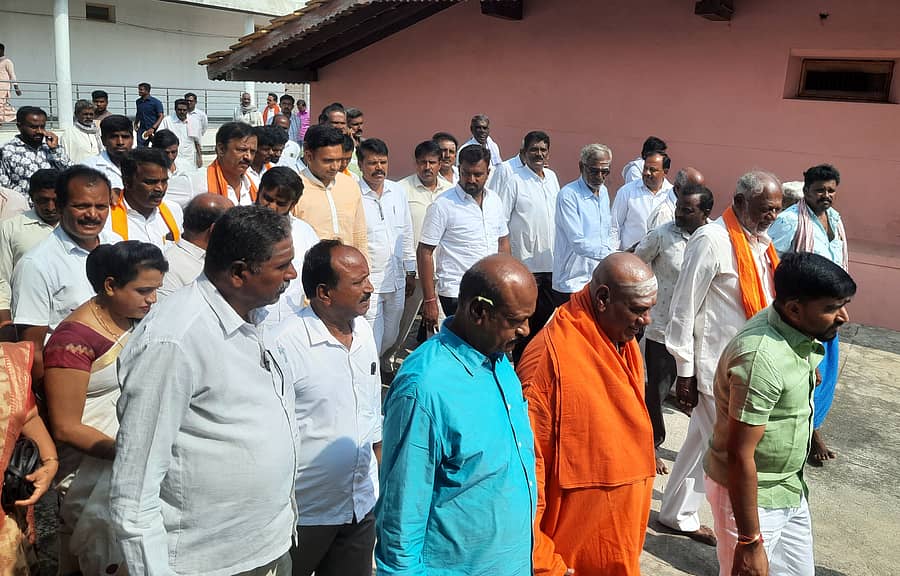 ಹುಣಸೂರು ತಾಲ್ಲೂಕಿನ ಉಕ್ಕಿನಕಂತೆ ಮಾದಹಳ್ಳಿ ಮಠಕ್ಕೆ ಬಂದ ಮೈಸೂರು–ಕೊಡಗು ಲೋಕಸಭಾ ಕ್ಷೇತ್ರದ ಬಿಜೆಪಿ ಅಭ್ಯರ್ಥಿ ಯದುವೀರ್ ಕೃಷ್ಣದತ್ತ ಚಾಮರಾಜ ಒಡೆಯರ್ ಅವರನ್ನು ಶ್ರೀಗಳು, ಭಕ್ತರು ಹಾಗೂ ಮುಖಂಡರು ಬರಮಾಡಿಕೊಂಡರು –ಪ್ರಜಾವಾಣಿ ಚಿತ್ರ