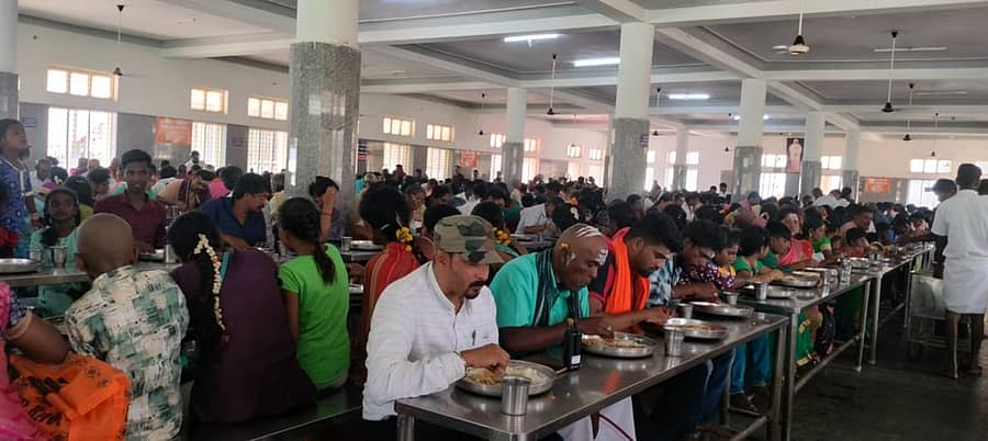 ಮಹದೇಶ್ವರ ಬೆಟ್ಟದಲ್ಲಿ ನಡೆಯುತ್ತಿರುವ ಯುಗಾದಿ ಜಾತ್ರೆಯ ಮೊದಲ ದಿನ ಪ್ರಾಧಿಕಾರದ ಕಾರ್ಯದರ್ಶಿ ರಘು ಅವರು ದಾಸೋಹ ಭವನದಲ್ಲಿ ಭಕ್ತರೊಂದಿಗೆ ಪ್ರಸಾದ ಸೇವಿಸಿದರು