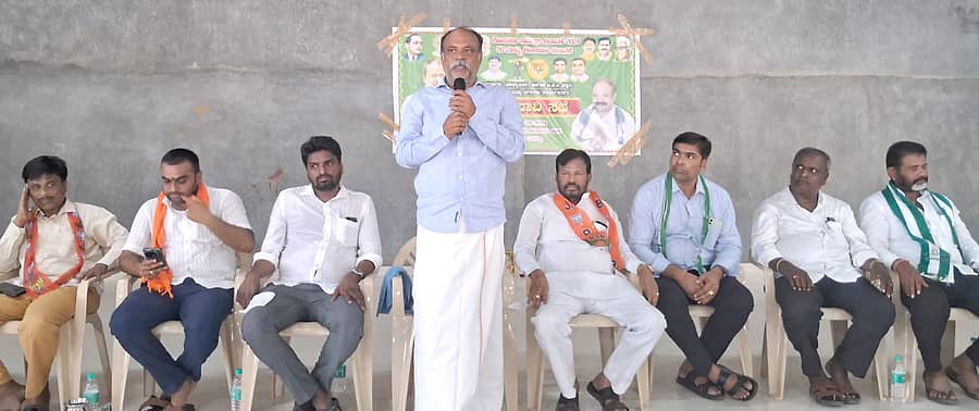 ಮಳವಳ್ಳಿ ಪಟ್ಟಣದ ಕನಕಪುರ ರಸ್ತೆಯ ಒಕ್ಕಲಿಗರ ಸಮುದಾಯ ಭವನದಲ್ಲಿ ನಡೆದ ಎಸ್ಸಿ–ಎಸ್ಟಿ ಕಾರ್ಯಕರ್ತರ ಪೂರ್ವಭಾವಿ ಸಭೆಯ ಅಧ್ಯಕ್ಷತೆ ವಹಿಸಿ ಜೆಡಿಎಸ್ ಎಸ್ಸಿ ವಿಭಾಗದ ರಾಜ್ಯ ಘಟಕದ ಅಧ್ಯಕ್ಷ ಕೆ.ಅನ್ನದಾನಿ ಮಾತನಾಡಿದರು. ಚಿಕ್ಕಣ್ಣ, ಎಂ.ಎನ್.ಕೃಷ್ಣ, ಸುಹಾಷ್ ಮಹದೇವಯ್ಯ, ಡಿ.ಎಸ್.ವೀರಯ್ಯ, ಬಿ.ರವಿ ಕಂಸಾಗರ, ಸಿ.ಕೆ.ಪಾಪಯ್ಯ, ಸಾತನೂರು ಜಯರಾಮು ಭಾಗವಹಿಸಿದ್ದರು