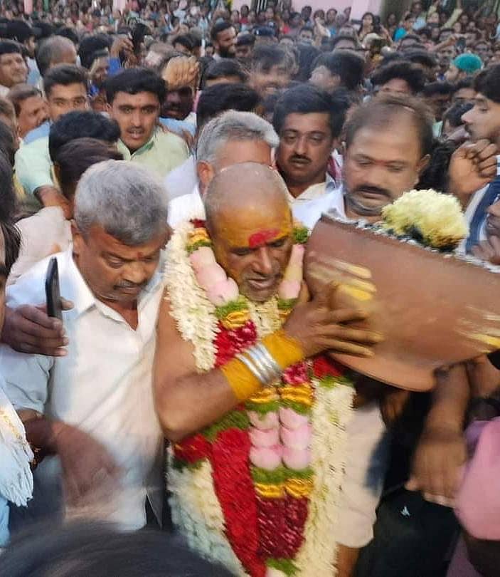 ಹನೂರು ಪಟ್ಟಣದಲ್ಲಿ ನಾಲ್ಕು ದಿನಗಳಿಂದ ನಡೆಯುತ್ತಿರುವ ಬೆಟ್ಟಳ್ಳಿ ಮಾರಮ್ಮನ ಜಾತ್ರೆಯಲ್ಲಿ ಗುರುವಾರ ಅಗ್ನಿ ಕುಂಡ ಪ್ರದರ್ಶಿಸಲಾಯಿತು.