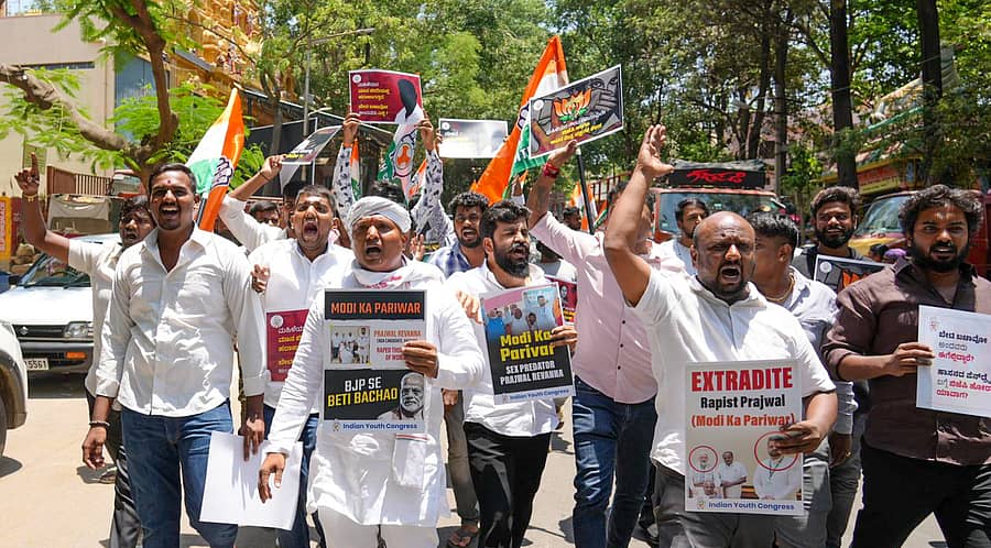 ಹಾಸನ ಕ್ಷೇತ್ರದ ಎನ್ಡಿಎ ಅಭ್ಯರ್ಥಿ ಪ್ರಜ್ವಲ್ ರೇವಣ್ಣ ವಿದೇಶಕ್ಕೆ ಪರಾರಿಯಾಗಲು ಕೇಂದ್ರ ಸರ್ಕಾರ ನೆರವು ನೀಡಿದೆ ಎಂದು ಆರೋಪಿಸಿ, ರಾಷ್ಟ್ರೀಯ ಯುವ ಕಾಂಗ್ರೆಸ್ ಸಮಿತಿ ಅಧ್ಯಕ್ಷ ಬಿ.ವಿ. ಶ್ರೀನಿವಾಸ್ ನೇತೃತ್ವದಲ್ಲಿ ಬೆಂಗಳೂರಿನ ಬಿಜೆಪಿ ಕೇಂದ್ರ ಕಚೇರಿಗೆ ಮಂಗಳವಾರ ಮುತ್ತಿಗೆ ಹಾಕಲು ಯತ್ನಿಸಿದರು