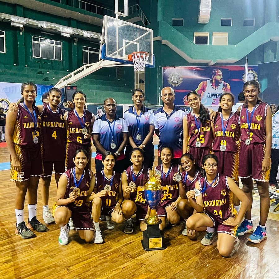 <div class="paragraphs"><p>38ನೇ ಯೂತ್ ನ್ಯಾಷನಲ್ ಬ್ಯಾಸ್ಕೆಟ್ಬಾಲ್ ಚಾಂಪಿಯನ್ಷಿಪ್ನಲ್ಲಿ ರನ್ನರ್ಸ್ ಅಪ್ ಸ್ಥಾನ ಪಡೆದ ಕರ್ನಾಟಕದ ಬಾಲಕಿಯರ ತಂಡ. </p></div>