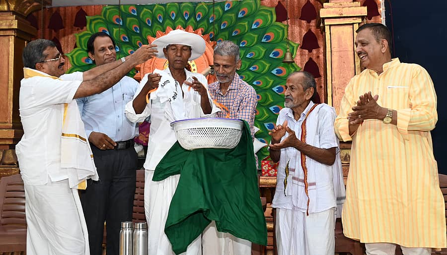 ಸಾವಯವ ಕೃಷಿಕ ಗ್ರಾಹಕ ಬಳಗ ಆಶ್ರಯದಲ್ಲಿ ಇಲ್ಲಿ ಭಾನುವಾರ ಹಮ್ಮಿಕೊಂಡಿದ್ದ ವಿವಿಧ ಯೋಜನೆಗಳ ಲೋಕಾರ್ಪಣೆ ಕಾರ್ಯಕ್ರಮದಲ್ಲಿ ಹರೇಕಳ ಹಾಜಬ್ಬ ಅವರು ಟೋಪಿ ಧರಿಸಿ ಟಿ–ಶರ್ಟ್ ಬಿಡುಗಡೆ ಮಾಡಿದರು. ಪ್ರದೀಪ ಕುಮಾರ್ ಕಲ್ಕೂರ, ಜಿ.ಆರ್.ಪ್ರಸಾದ್, ಅಡ್ಡೂರ್ ಕೃಷ್ಣರಾವ್, ದೇವರಾಜ್ ಹಾಗೂ ಎಂ.ಬಿ.ಪುರಾಣಿಕ್ ಭಾಗವಹಿಸಿದ್ದರು – ಪ್ರಜವಾಣಿ ಚಿತ್ರ