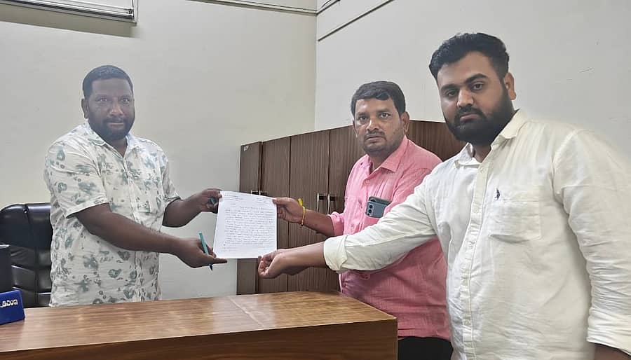 ಕಾಂಗ್ರೆಸ್ ಅಭ್ಯರ್ಥಿ ಸುನಿಲ್ ಬೋಸ್ ವಿರುದ್ಧ ಅಪಪ್ರಚಾರ ಮಾಡುತ್ತಿರುವ ಬಿಜೆಪಿ ಕಾರ್ಯಕರ್ತರ ವಿರುದ್ಧ ಕ್ರಮ ಕೈಗೊಳ್ಳಬೇಕು ಎಂದು ಕಾಂಗ್ರೆಸ್ ಸಾಮಾಜಿಕ ಜಾಲತಾಣ ವಿಭಾಗದ ಹೇಮಂತ್ ಕುಮಾರ್ ಮತ್ತು ಸೈಯದ್ ಅವರು ಜಿಲ್ಲಾಧಿಕಾರಿ ಕಚೇರಿಯ ಅಧಿಕಾರಿಗೆ ದೂರು ನೀಡಿದರು