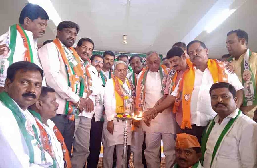 ಹಿರಿಯೂರಿನಲ್ಲಿ ಭಾನುವಾರ ಆಯೋಜಿಸಿದ್ದ ಬಿಜೆಪಿ ಮತ್ತು ಜೆಡಿಎಸ್ ಪಕ್ಷದ ಸಮನ್ವಯ ಸಮಿತಿ ಸಭೆಯನ್ನು ಚಿತ್ರದುರ್ಗ ಲೋಕಸಭಾ ಕ್ಷೇತ್ರದ ಬಿಜೆಪಿ ಅಭ್ಯರ್ಥಿ ಗೋವಿಂದ ಕಾರಜೋಳ ಉದ್ಘಾಟಿಸಿದರು