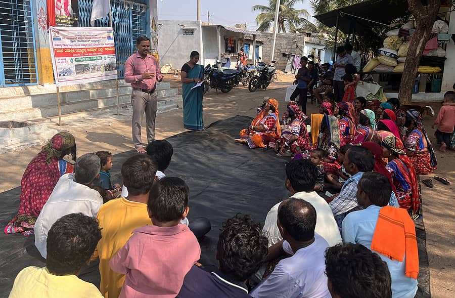 ಕೊಪ್ಪಳ ತಾಲ್ಲೂಕಿನ ವಣ ಬಳ್ಳಾರಿ ಗ್ರಾಮದಲ್ಲಿ ಮಂಗಳವಾರ ಉದ್ಯೋಗ ಖಾತ್ರಿ ಯೋಜನೆ ಕುರಿತು ಜಾಗೃತಿ ಮೂಡಿಸಲಾಯಿತು