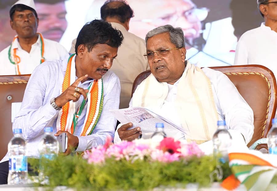 ವಿಜಯನಗರ ಜಿಲ್ಲೆ ಕೂಡ್ಲಿಗಿಯಲ್ಲಿ ಸೋಮವಾರ ನಡೆದ ಪ್ರಚಾರ ಸಭೆಯಲ್ಲಿ ಬಳ್ಳಾರಿ ಲೋಕಸಭಾ ಕ್ಷೇತ್ರದ ಕಾಂಗ್ರೆಸ್‌ ಅಭ್ಯರ್ಥಿ ಇ.ತುಕಾರಾಂ ಮತ್ತು ಮುಖ್ಯಮಂತ್ರಿ ಸಿದ್ದರಾಮಯ್ಯ ಚರ್ಚೆ ನಡೆಸಿದರು  –ಪ್ರಜಾವಾಣಿ ಚಿತ್ರ