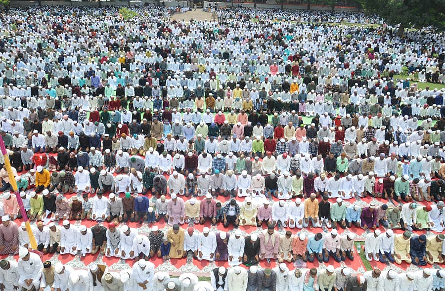 ವಿಜಯಪುರದ ದಖನಿ ಈದ್ಗಾ ಮೈದಾನದಲ್ಲಿ ಗುರುವಾರ ಈದ್ ಉಲ್ ಫಿತ್ರ್ ಪ್ರಯುಕ್ತ ಮುಸ್ಲಿಮರು ಸಾಮೂಹಿಕ ಪ್ರಾರ್ಥನೆ ಸಲ್ಲಿಸಿದರು