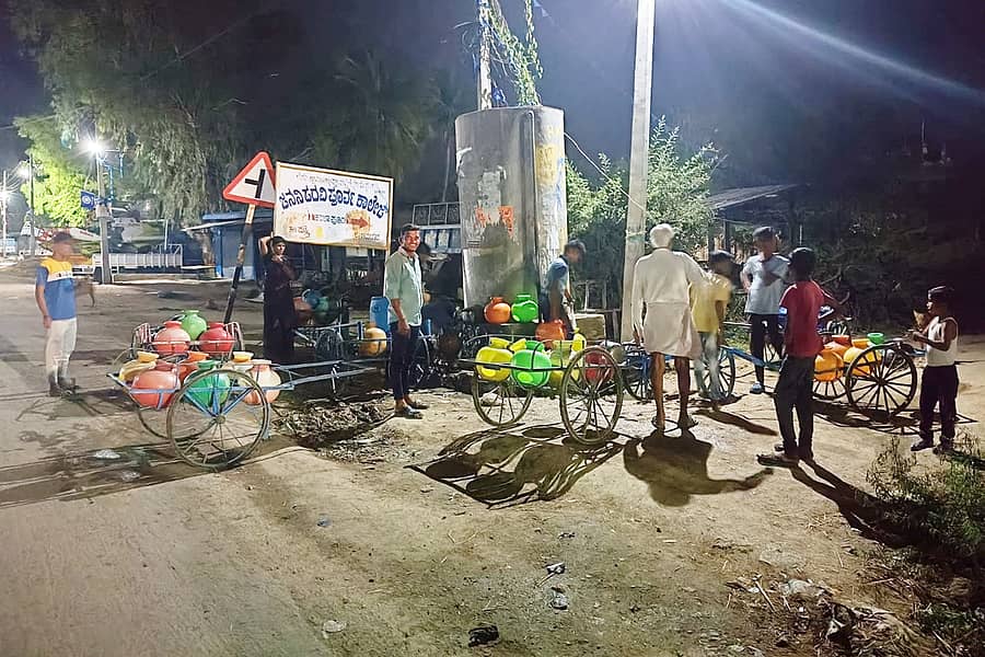 ಕವಿತಾಳ ಸಮೀಪದ ಹಾಲಾಪುರದಲ್ಲಿ ಸಾರ್ವಜನಿಕರು ರಾತ್ರಿ ವೇಳೆ ನೀರಿಗಾಗಿ ಪರದಾಡುತ್ತಿರುವುದು