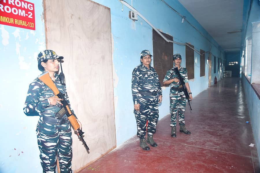 ತುಮಕೂರು ಸರ್ಕಾರಿ ಪಾಲಿಟೆಕ್ನಿಕ್‌ ಕಾಲೇಜಿನ ಸ್ಟ್ರಾಂಗ್‌ ರೂಮ್‌ ಬಳಿ ಭದ್ರತೆಗಾಗಿ ಸಿಆರ್‌ಪಿಎಫ್‌ ಸಿಬ್ಬಂದಿ ನಿಯೋಜಿಸಲಾಗಿದೆ