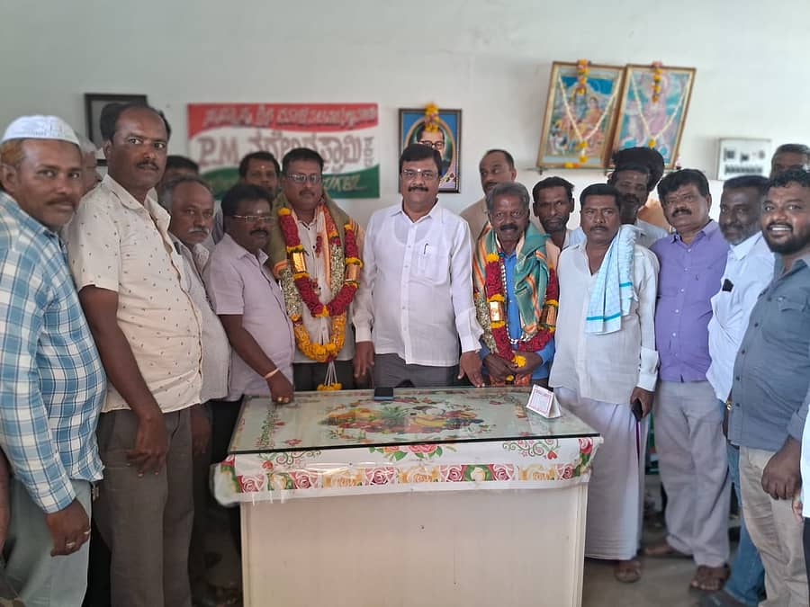 ಮಳವಳ್ಳಿ ಕಾಂಗ್ರೆಸ್ ಕಚೇರಿಯಲ್ಲಿ ನೂತನ ಬ್ಲಾಕ್ ಕಾಂಗ್ರೆಸ್ ಅಧ್ಯಕ್ಷರಾದ ದೊಡ್ಡಯ್ಯ ಹಾಗೂ ಸಿ.ಪಿ.ರಾಜು ಅವರನ್ನು ಶಾಸಕ ಪಿ.ಎಂ.ನರೇಂದ್ರಸ್ವಾಮಿ ಅಭಿನಂದಿಸಿದರು