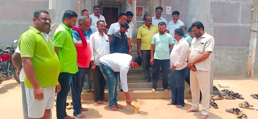 ಕುಣಿಗಲ್ ತಾಲ್ಲೂಕು ಹುತ್ರಿದುರ್ಗ ಹೋಬಳಿ ಕಾಂಗ್ರೆಸ್ ಮುಖಂಡರು ಶಾಂತಿಯುತ ಮತದಾನಕ್ಕಾಗಿ ಕರ್ಪೂರ ಹಚ್ಚಿ ಪ್ರಮಾಣ ಮಾಡಿದರು 