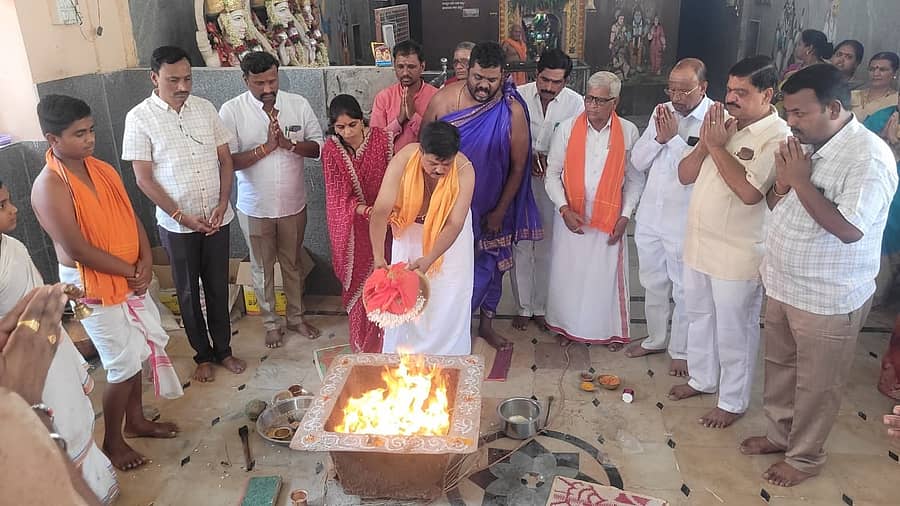 ರಾಮನವಮಿ ನಿಮಿತ್ತ ಬುಧವಾರ ಮಸ್ಕಿ ಪಟ್ಟಣದ ಕಣವಿ ಆಂಜನೇಯ ದೇವಸ್ಥಾನದಲ್ಲಿ ಹೋಮ ನೆರವೇರಿಸಲಾಯಿತು.