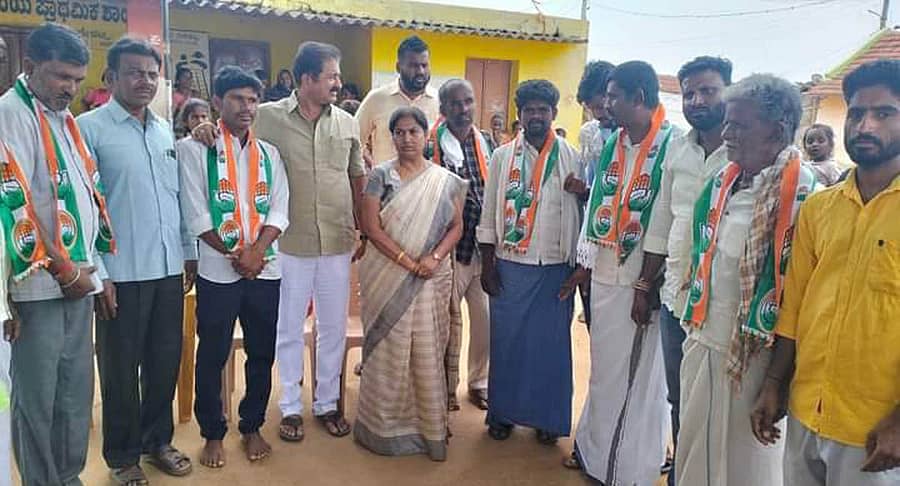 ಹಿರಿಯೂರು ಸಮೀಪದ ಉಡುವಳ್ಳಿ ಗ್ರಾಮ ಪಂಚಾಯಿತಿ ವ್ಯಾಪ್ತಿಯ ಹಳ್ಳಿಗಳಲ್ಲಿ ಮಾಜಿ ಶಾಸಕಿ ಕೆ.ಪೂರ್ಣಿಮಾ ಶ್ರೀನಿವಾಸ್ ಮತ್ತು ಡಿ.ಟಿ.ಶ್ರೀನಿವಾಸ್ ಅವರು ಲೋಕಸಭಾ ಕ್ಷೇತ್ರದ ಅಭ್ಯರ್ಥಿ ಬಿ.ಎನ್.ಚಂದ್ರಪ್ಪ ಪರ ಬುಧವಾರ ಮತಯಾಚನೆ ಮಾಡಿದರು