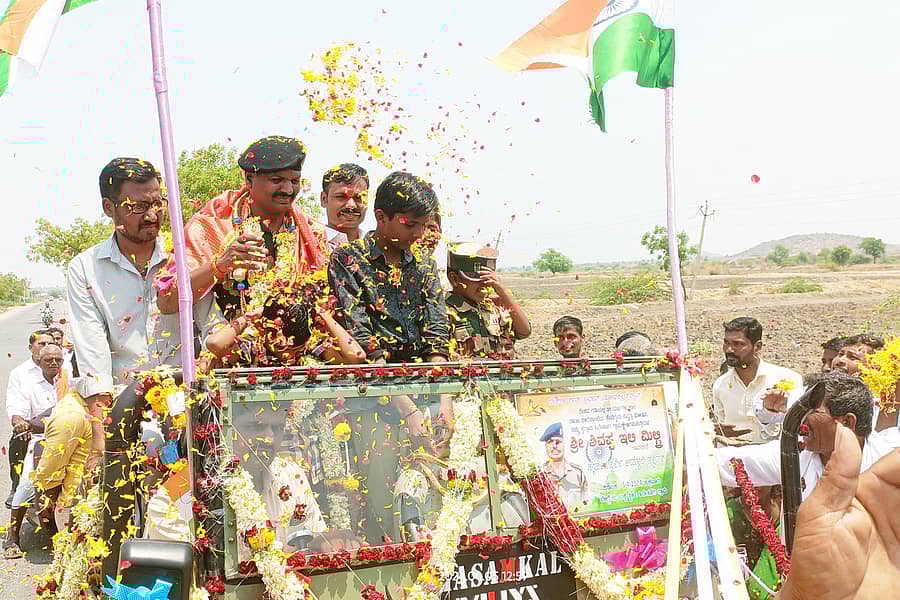 ಕವಿತಾಳ ಸಮೀಪದ ಹಿರೇಹಣಿಗಿ ಗ್ರಾಮದಲ್ಲಿ ನಿವೃತ್ತ ಯೋಧ ಶಿವಪ್ಪ ಇಲಿ ಅವರನ್ನು ಶುಕ್ರವಾರ ತೆರೆದ ವಾಹನದಲ್ಲಿ ಮೆರವಣಿಗೆ ಮಾಡಲಾಯಿತು.